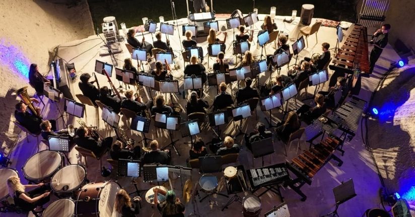 ABD'li müzik topluluğu, Kapadokya'da konser verdi; geliri hastalara harcanacak