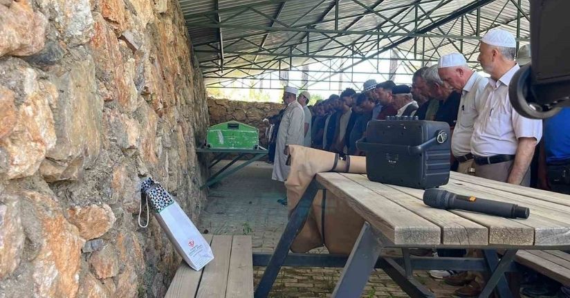 Otobüs kazasında hayatını kaybeden hafız Merve Erik Alanya’da toprağa verildi