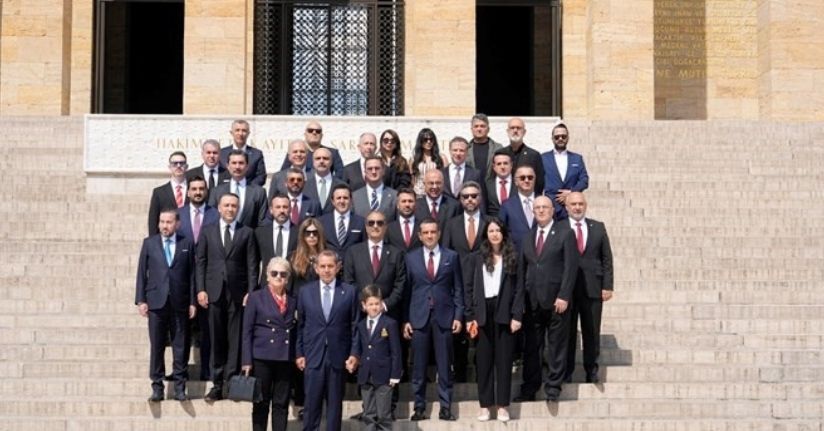 Galatasaray Başkanı Dursun Özbek, kurullarıyla birlikte Anıtkabir’i ziyaret etti