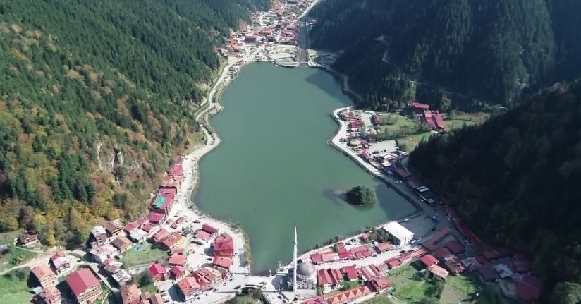 Uzungöl'de yaz manzarası; güneşi gören akın etti