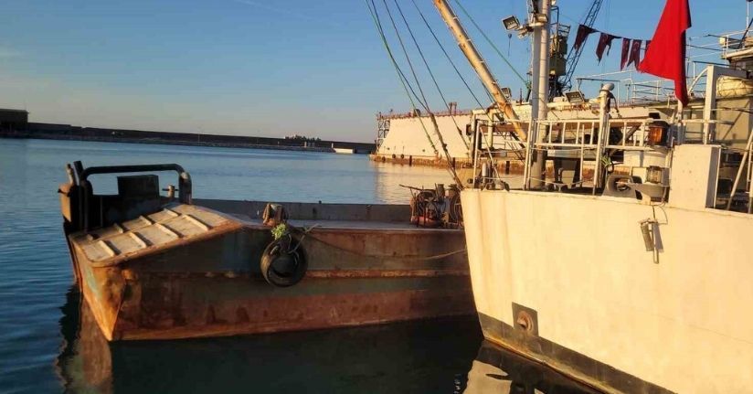 Karadeniz’de saldırıya uğrayan balıkçıları kurtaran tekne İnebolu Limanı’na çekildi