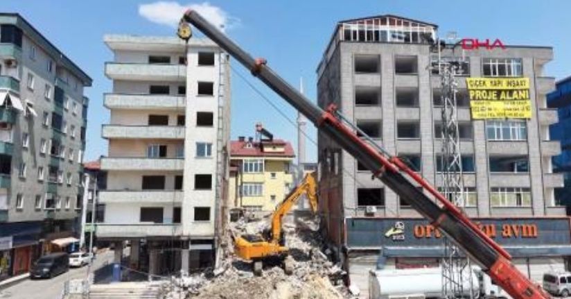 4 kişinin öldüğü çöken binanın çevresindeki yapıların yıkımına başlandı 