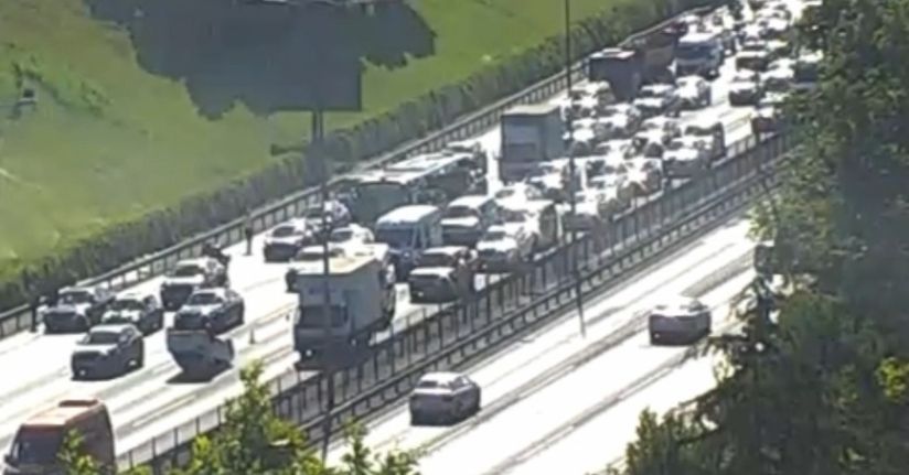 TEM Otoyolu’nda araç takla attı; trafikte yoğunluk oluştu