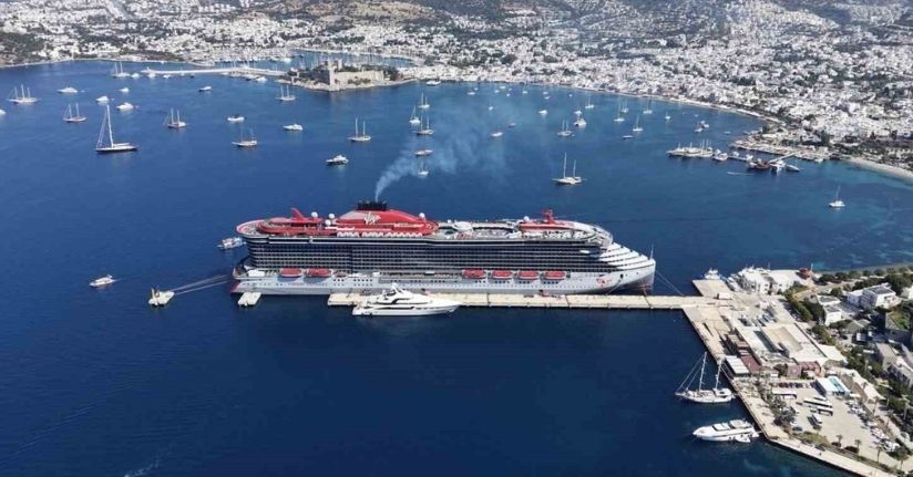 Dev kruvaziyer Scarlet Lady Bodrum’a yanaştı