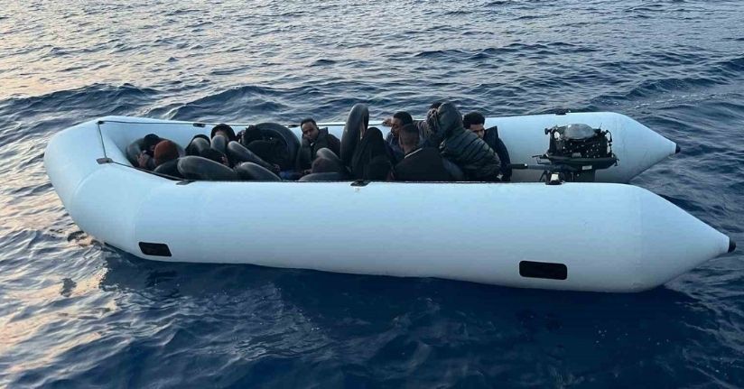 Kuşadası’nda 18 düzensiz göçmen kurtarıldı