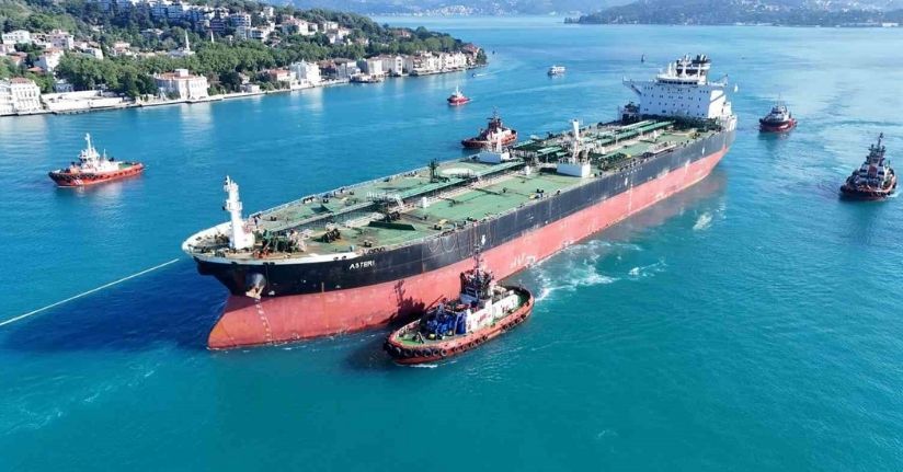 Ukrayna’nın vurduğu dev tanker İstanbul Boğazı’ndan geçirildi
