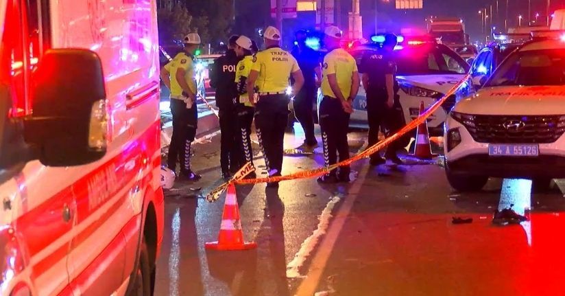Bakırköy'de motosiklet aydınlatma direğine çarptı: 2 ölü