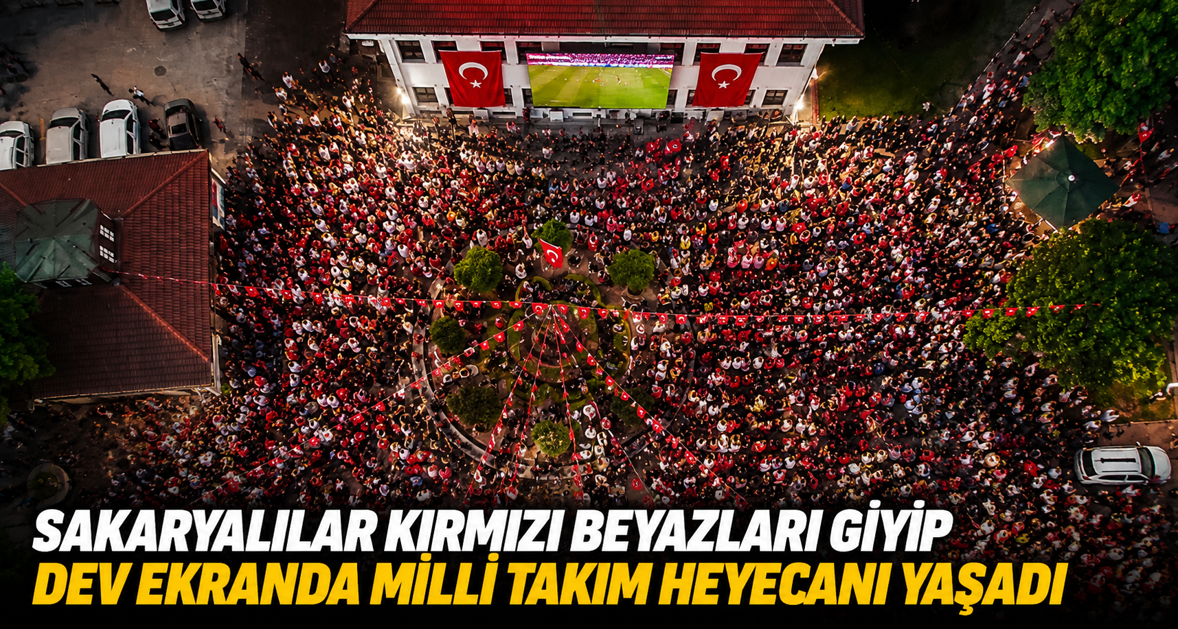 Sakaryalılar kırmızı beyazları giyip dev ekranda milli takım heyecanı yaşadı