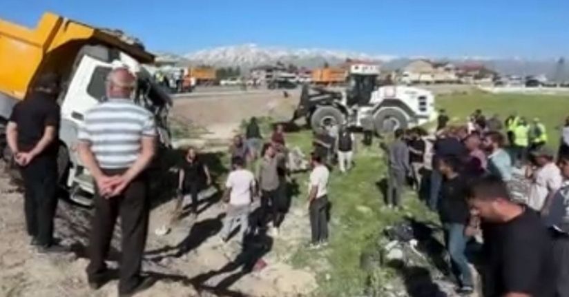 Yüksekova’da yolcu minibüsü ile kamyon çarpıştı: 2 ölü, 3 yaralı