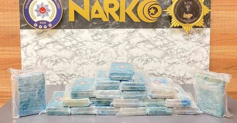 Beylikdüzü’nde taksinin bagajındaki valizde 23 kilogram kokain bulundu: 4 gözaltı