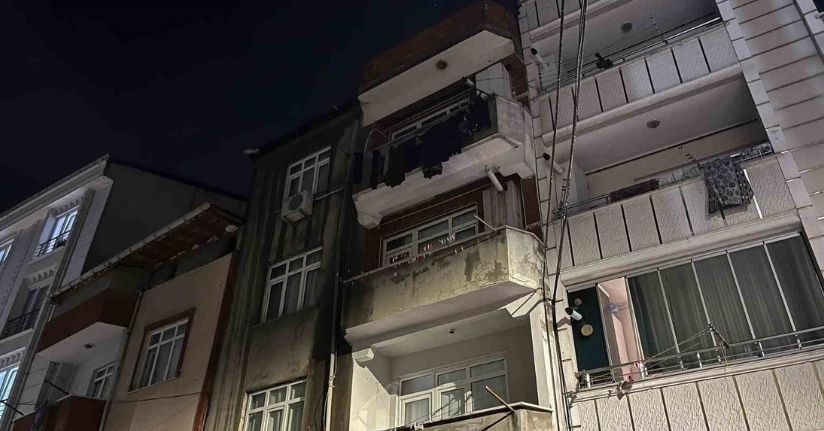 Esenyurt’ta 3 katlı binanın çatısı alev alev yandı