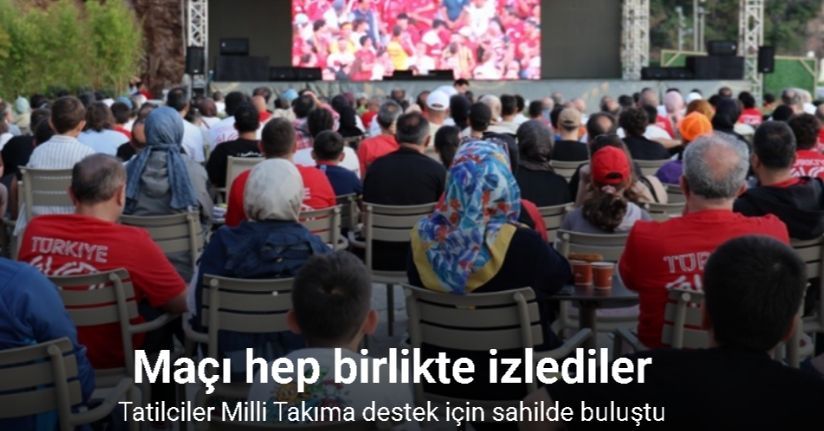 Tatilciler Milli Takıma destek için sahilde buluştu