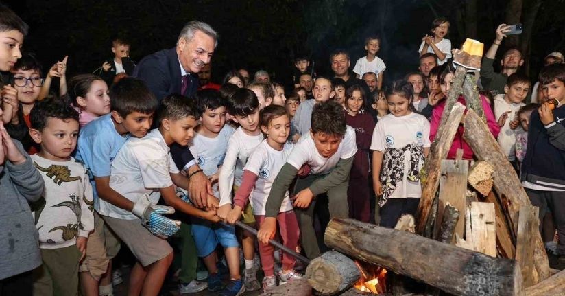 Babalar ve çocuklar kamp ateşi etrafında sohbet etti