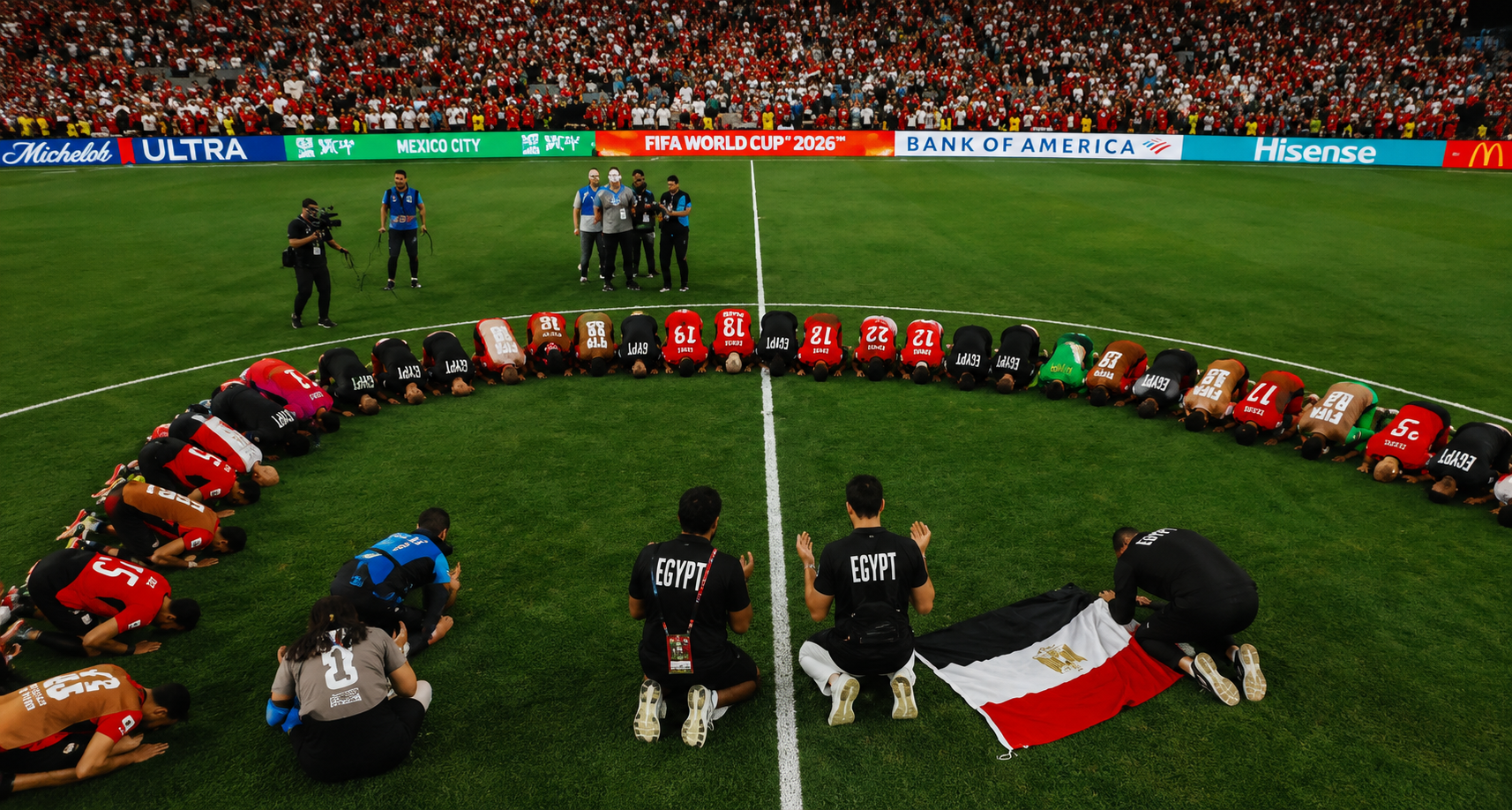Mısırlı futbolcular şükür secdesinde