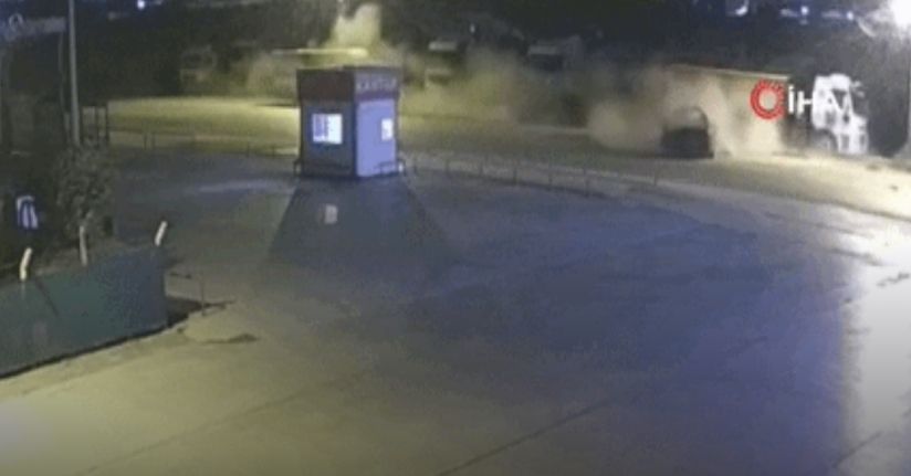 Otomobilin kamyona çarptığı feci kaza kamerada: 3 ölü, 1 yaralı