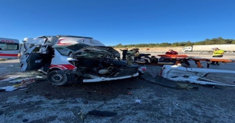 Ambulans, TIR'a arkadan çarptı; hasta öldü, 3 personel yaralı
