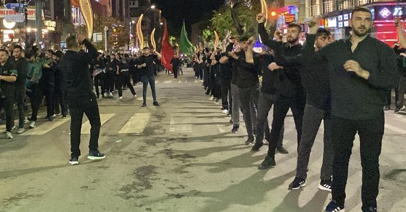 Kars’ta yüzlerce kişi ağıtlar yakıp, sine vurarak Kerbela şehitlerini andı