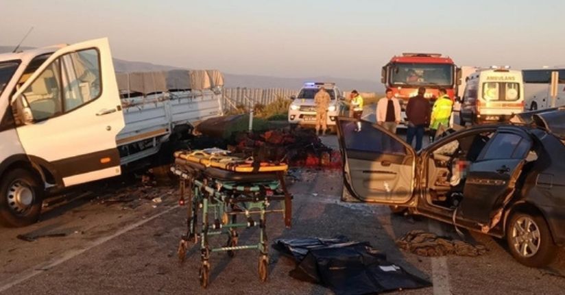 Otomobil, kiraz yüklü kamyonete çarptı: 3 ölü, 3 yaralı