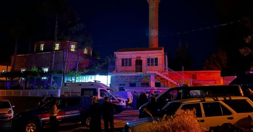 Camide tartıştığı 2 kişiyi bıçaklayarak öldürdü