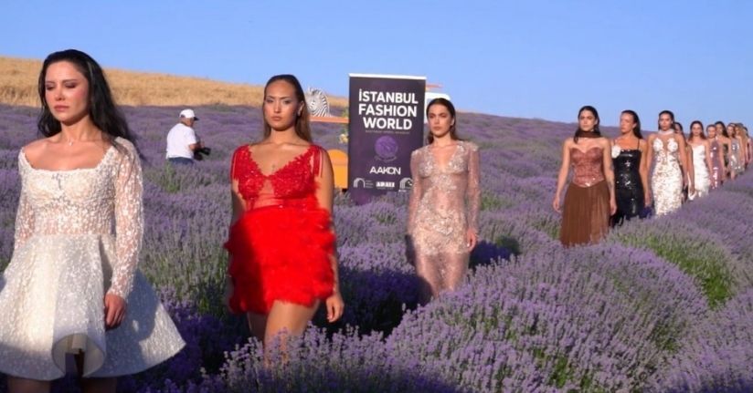 Mor tarlalarda podyum kuruldu, lavantalar arasında renkli defile
