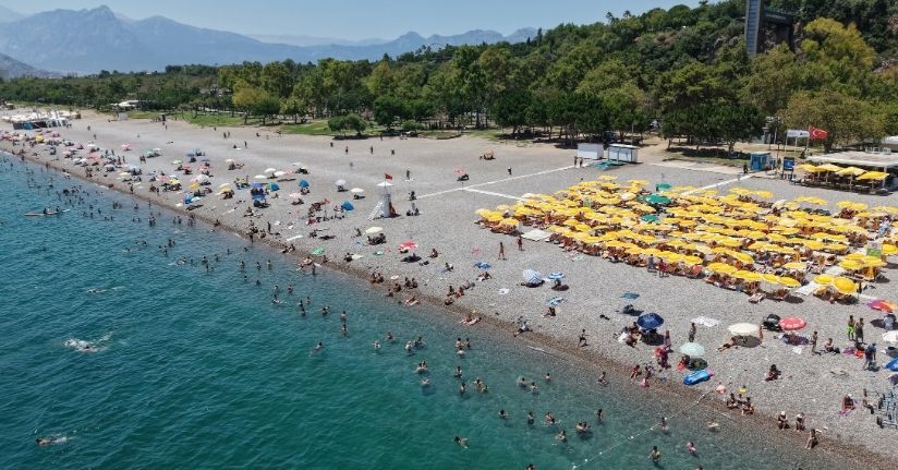 Antalya'nın bunaltıcı havasına mavi sularda serinlik aradılar