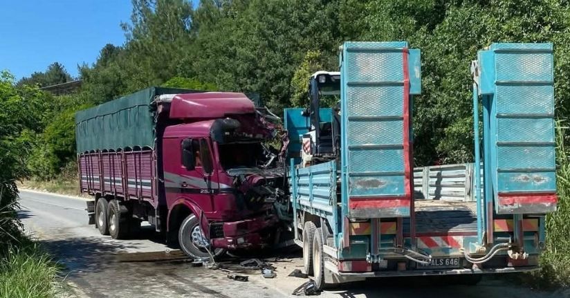Manisa’da iki kamyonun çarpıştığı kazada sürücüler öldü, 1 yaralı