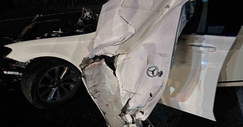 Sivas’ta traktöre çarpan Mercedes hurda yığınına döndü: 4 yaralı