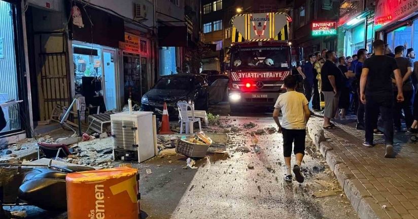 Fatih’te 4 katlı binanın çatısından düşen parçalardan 2 kişi son anda kurtuldu... O anlar kamerada