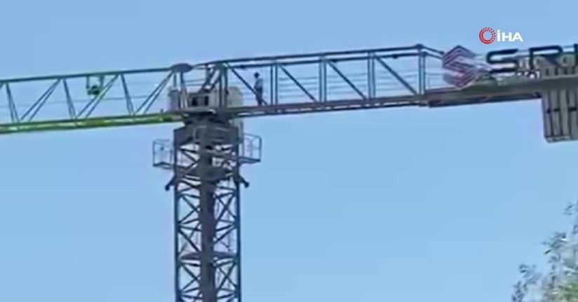 Vinç operatörü 40 metre yükseklikte namaz kılıp çalışmaya devam etti