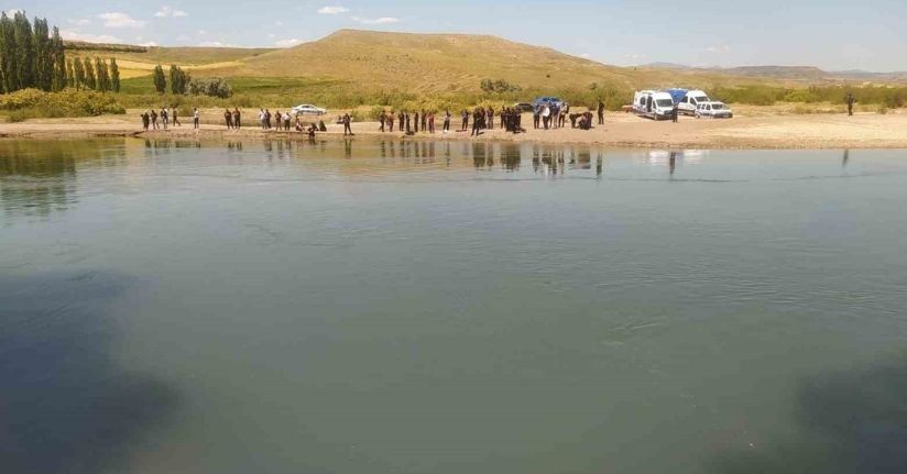Sivas’ta serinlemek için suya giren 3 kişiden 1’i öldü, 1’i tedavi altına alınırken kayıp çocuğu arama çalışmaları sürüyor