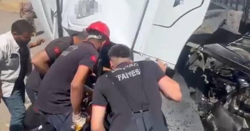 Şanlıurfa’da tır kamyonla çarpıştı: 1 ölü, 1 yaralı