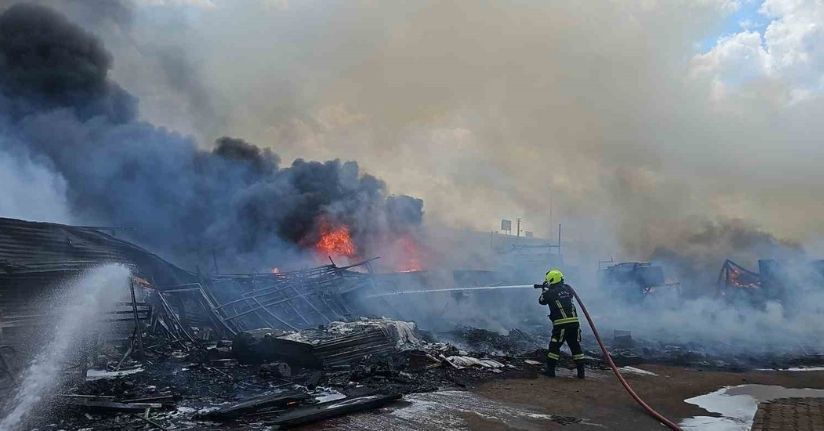 Kayseri’deki hurda yangını 2 saatte söndürüldü