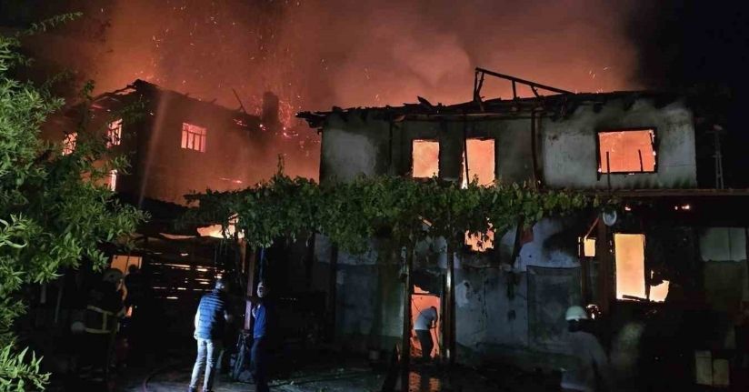 Ahşap evde çıkan yangın yanındaki diğer ahşap eve de sıçradı
