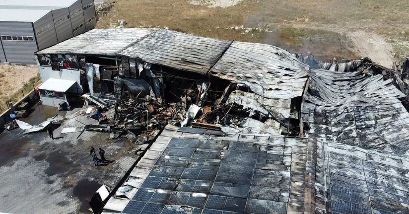 Sucuk fabrikası yangın sonrası enkaza döndü