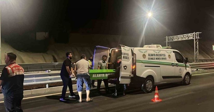 Alanya’da motosiklet bariyerlere çarptı, sürücü hayatını kaybetti