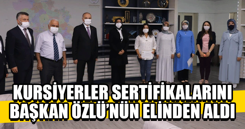Kursiyerler Sertifikalarını Başkan Özlü’nün Elinden Aldı