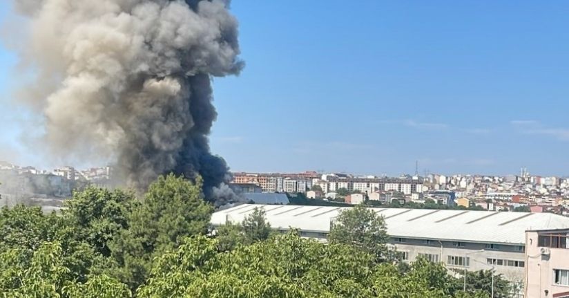 Arnavutköy’de sünger fabrikasında yangın