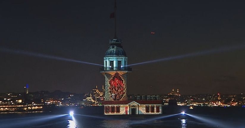 Kız Kulesi'nde 15 Temmuz'un 10'uncu yılında ışık gösterisi gerçekleştirildi 