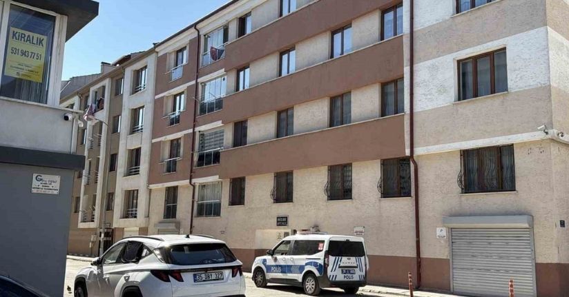 Yayılan kokular nedeniyle eve giren ekipler yaşlı adamın cesedi ile karşılaştı
