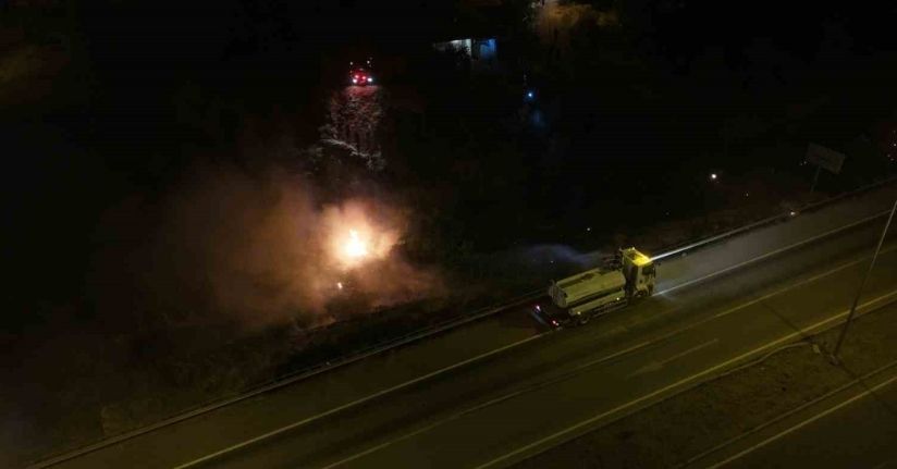 Kara yolu kenarındaki yangın evlere ulaşmadan söndürüldü