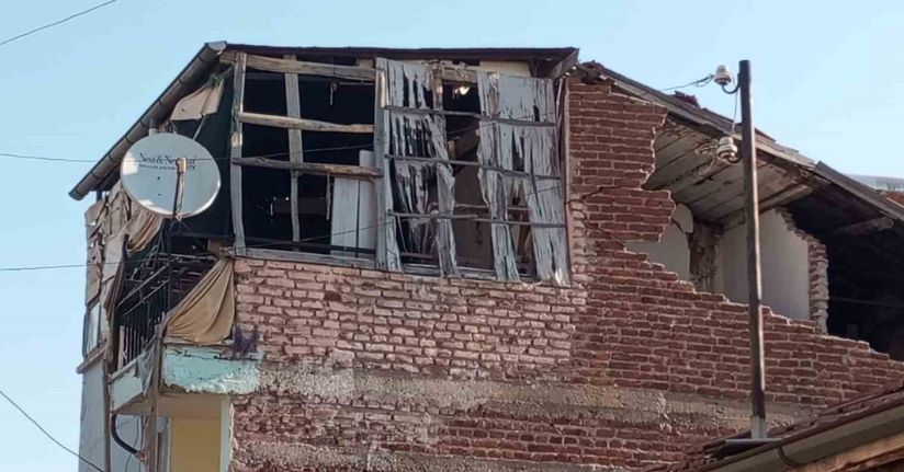 Depremde iki katlı müstakil evde kısmi göçük