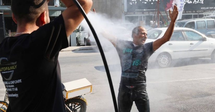 Sıcaktan bunalan vatandaş soluğu oto yıkamacıda aldı