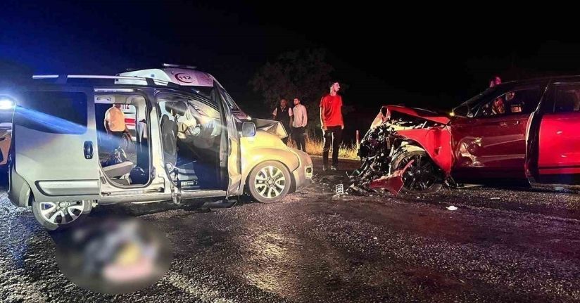 Afyonkarahisar’da araçlar kafa kafaya çarpıştı: 2 ölü, 4 yaralı