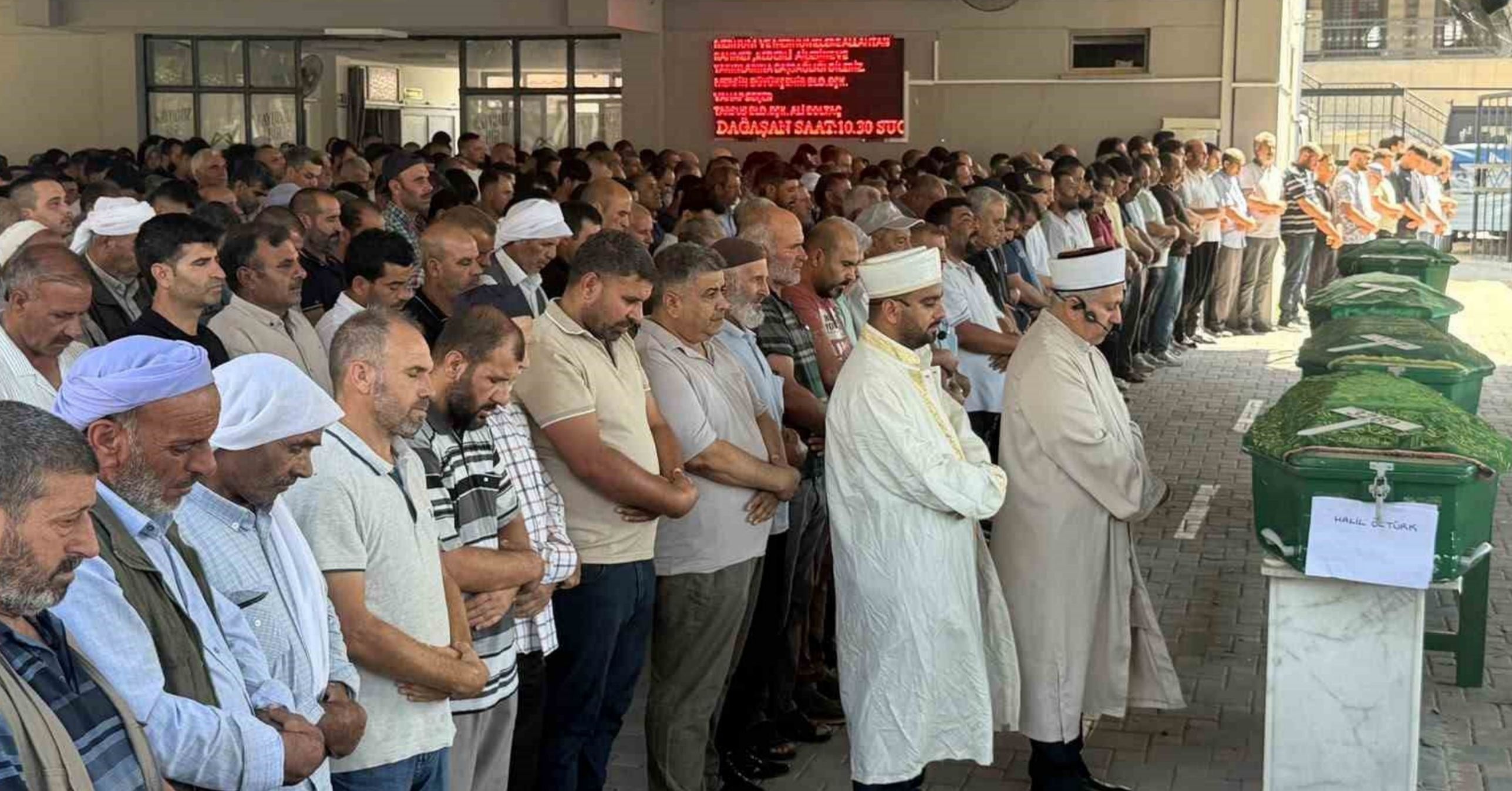 Mersin’deki 4 kişi feryatlar arasında son yolculuğuna uğurlandı