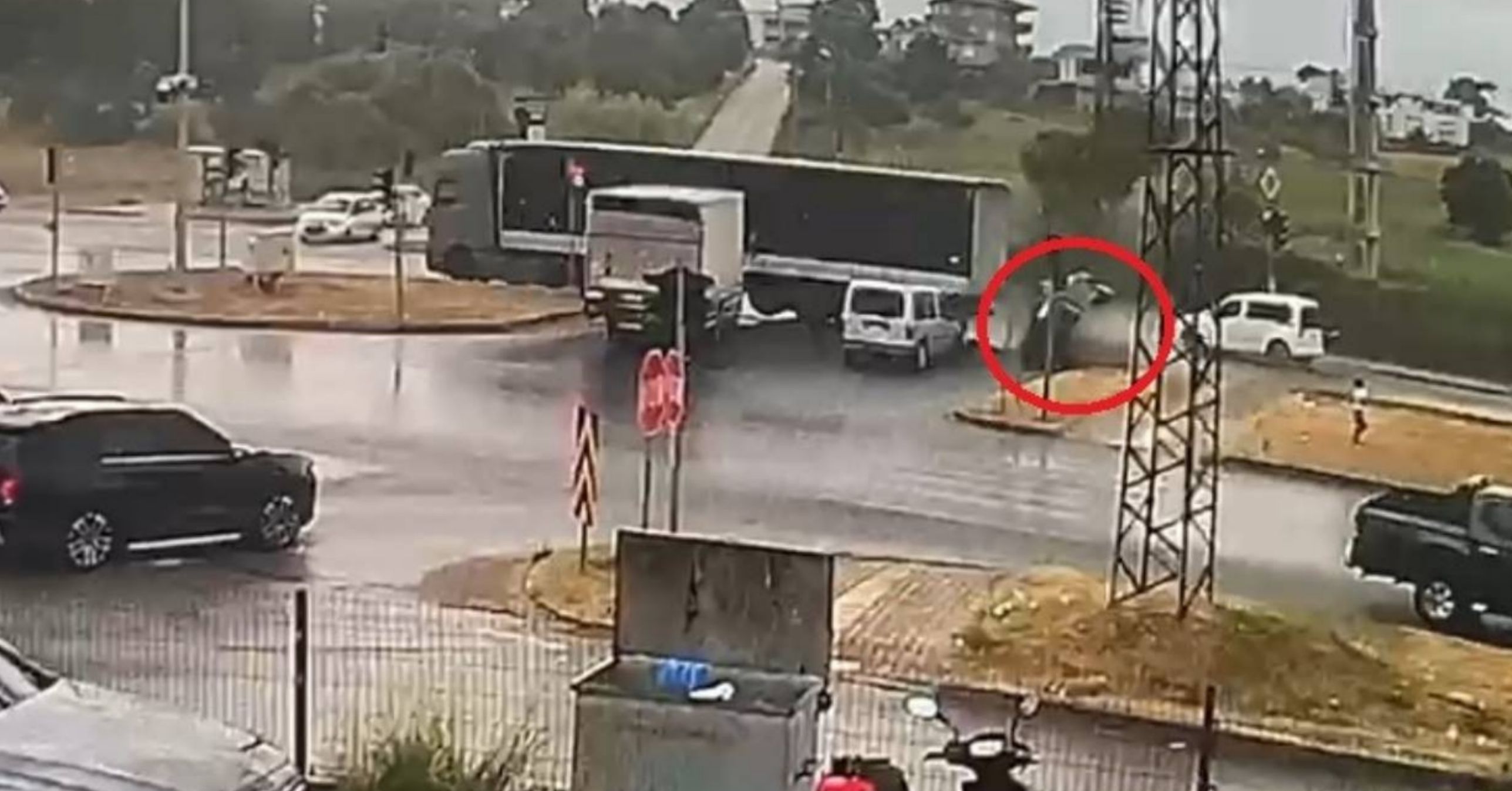 Antalya’da otomobilin tır sürükleyip takla attırdığı anlar kamerada: 3 yaralı