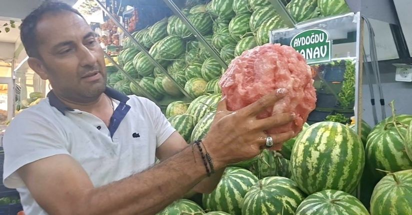 Kütahyalı manavın eliyle karpuz soyma videosu sosyal medyada viral oldu