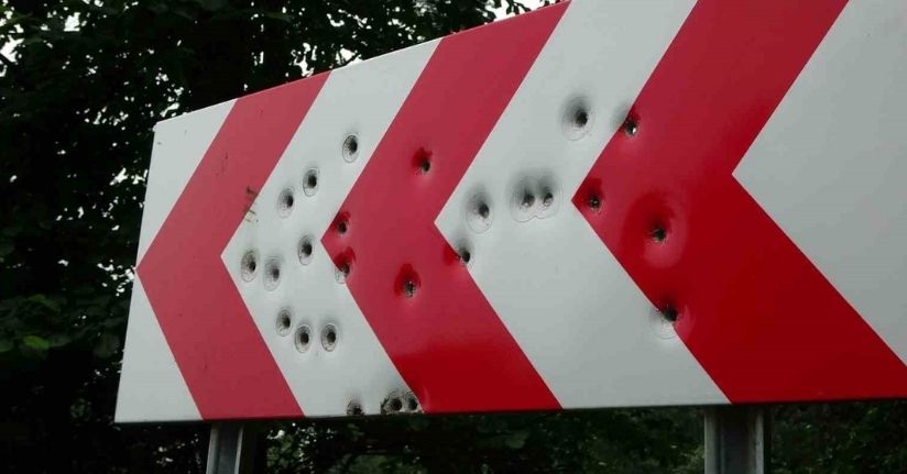 Karadeniz yaylalarında trafik levhaları kevgire döndü