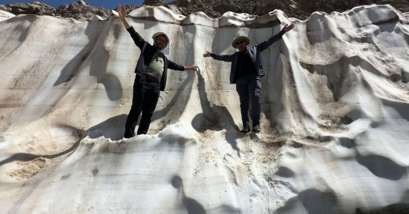 Yüksekova’da iki mevsim bir arada: Ağustos ayında metrelerce yükseklikteki kar tünelleri ziyaretcilerini ağırlıyor