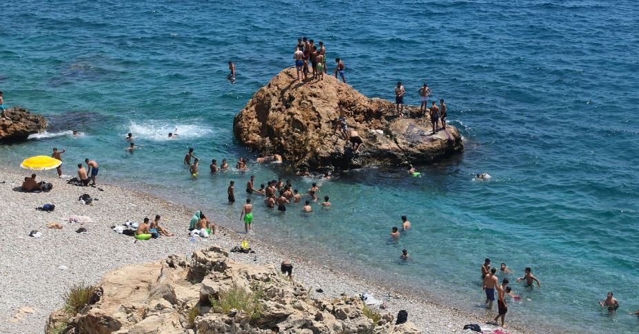 Antalya'da hissedilen sıcaklık 40 dereceyi gördü, sahiller doldu