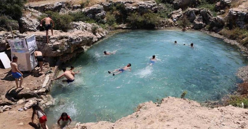 Uyuzlar şifa bulmak, gençler ise serinlemek için giriyor